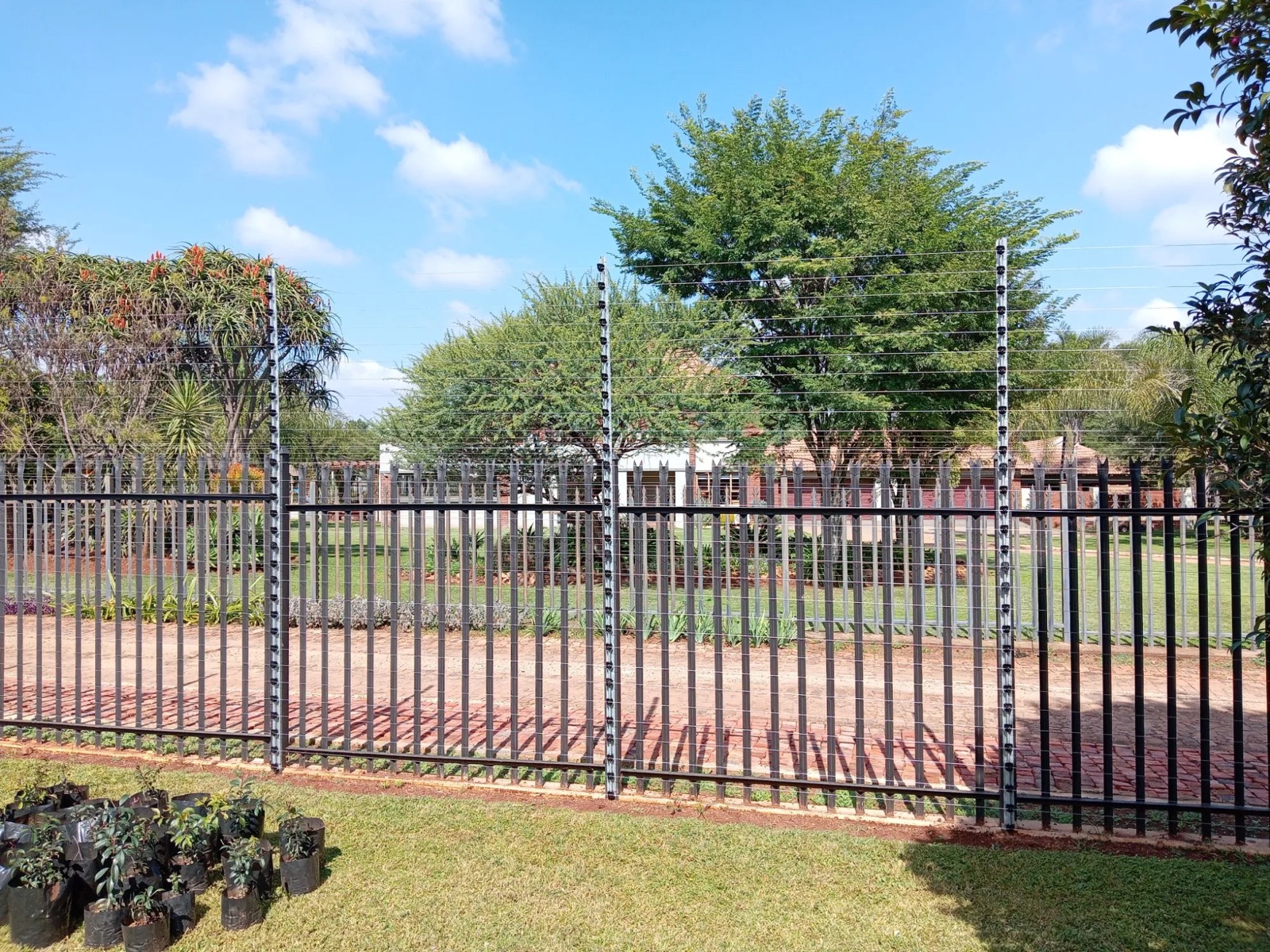 Freestanding electric fence installation